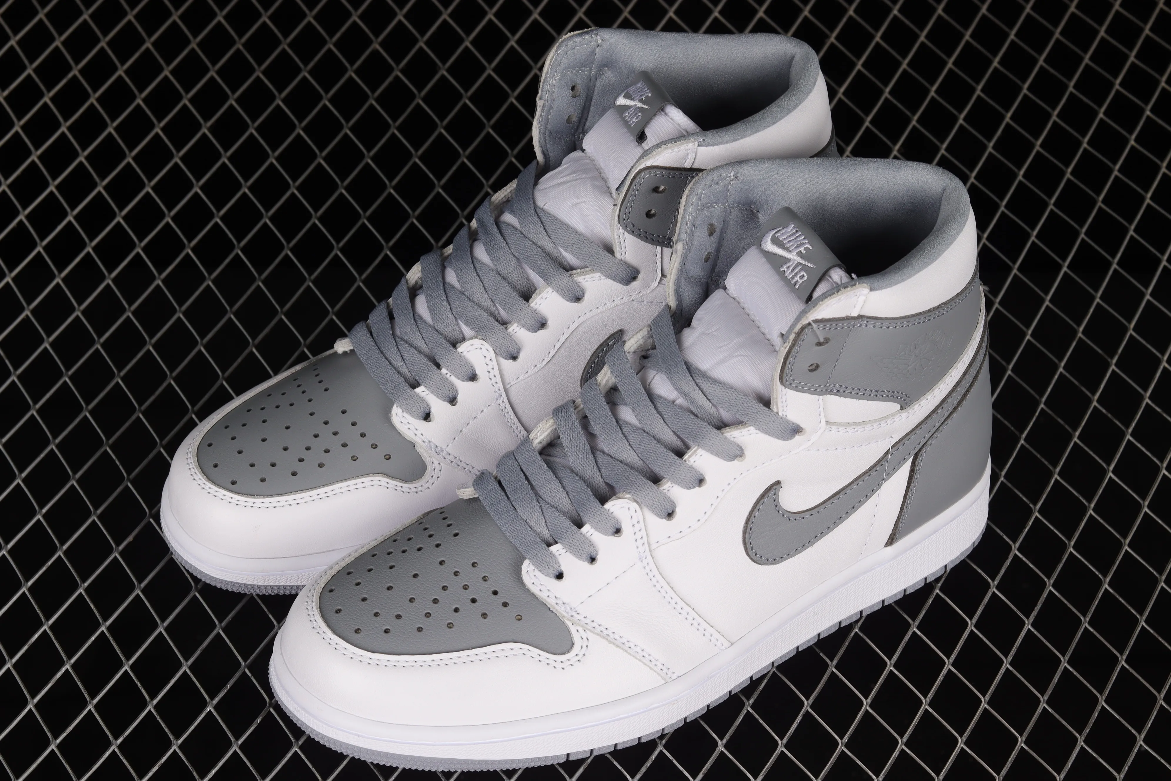 All categories Air Jordan Jordan series basketball shoes Air Jordan 1 High Air Jordan 1 High OG "Stealth" AJ1 Joe 1 high top white gray 555088-037
